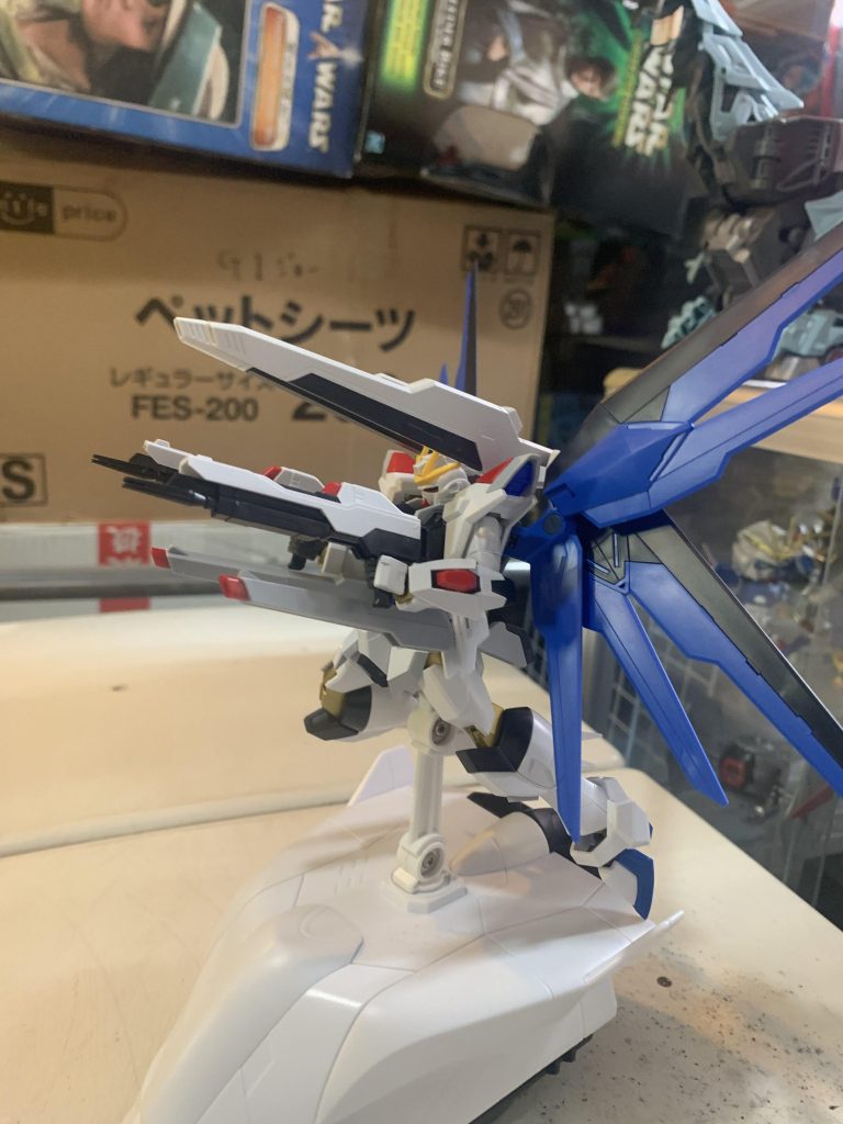 作品名：フリーダムっぽい何か<p>マイティーストライクフリーダムガンダムをやっとこさ購入。 お顔と背負い物が好みじゃなかったので、ビルドバーニングガンダムのお顔、背中はHGCEフリーダムガンダム、おててとあんよとフロントアーマーはライジングフリーダムガン […]</p>