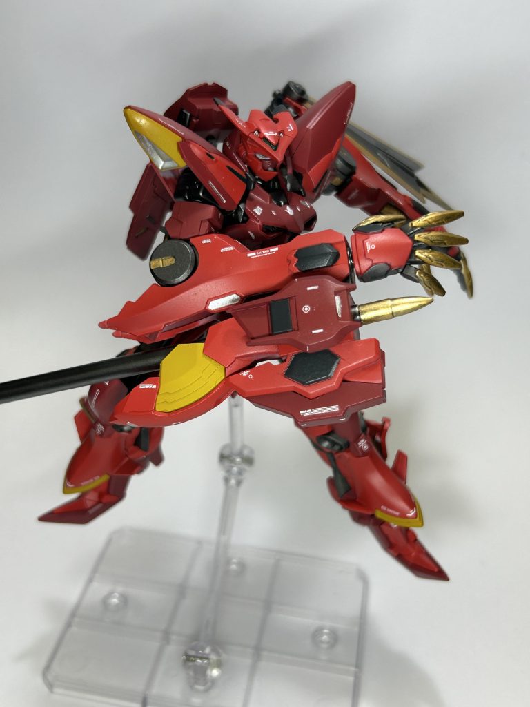 ポージング1鉄血世界なのでビーム兵器はなく物理武装のみで、ヘッドバルカン、左手複合兵装のブレード、アンカー、右腕パイルバンカーのみです!