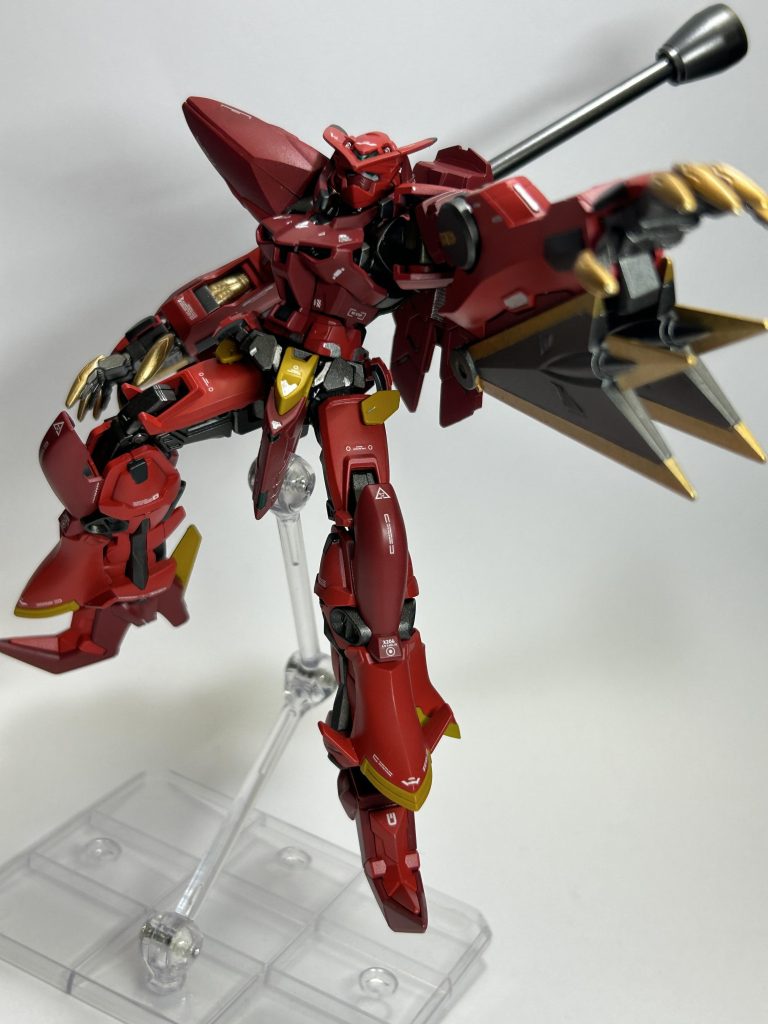 ポージング2左腕のアンカーをMAに射出して敵機を捕縛し、急接近