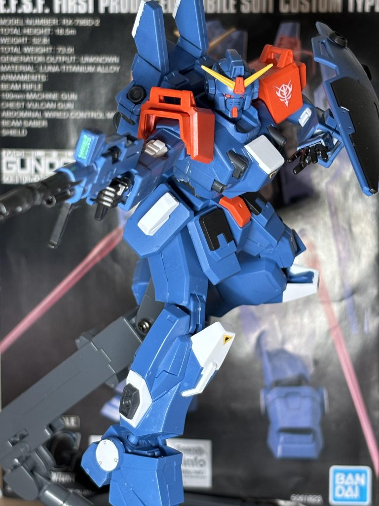 ビームライフルを構えて。よく見ると悪い顔してますね、この子。例のシステム発動していなくても「絶対に敵を逃さない」的な意思を感じます。