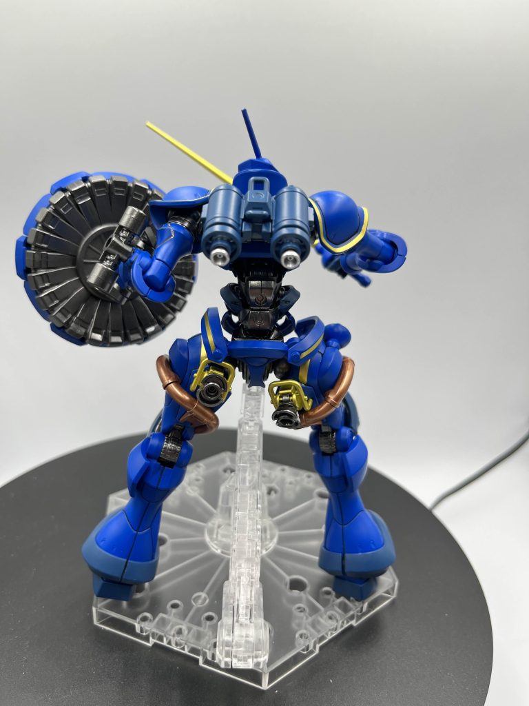 ちなみに足の可動域なんですけど、もうジークアクスのキットは全部そんな感じなのか腰と足の後ろのバーニアがメチャクチャ干渉してあんま後ろには動かせませんでしたただやっぱジークアクスのキットは後ろは結構メカっぽい所が露出してたりするんで塗り分けたりすると一気にかっこよくなりますね