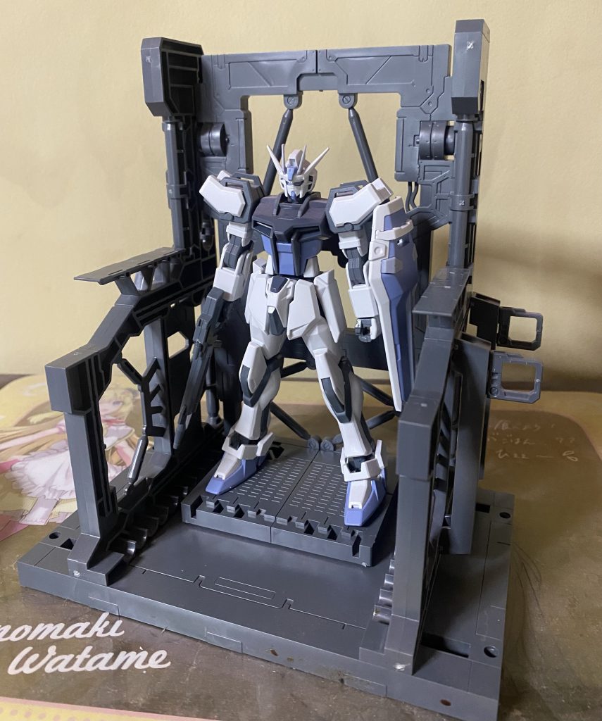 バンダイから発売されてたカタパルトみたいなものと一緒に組み合わせた写真もあります。