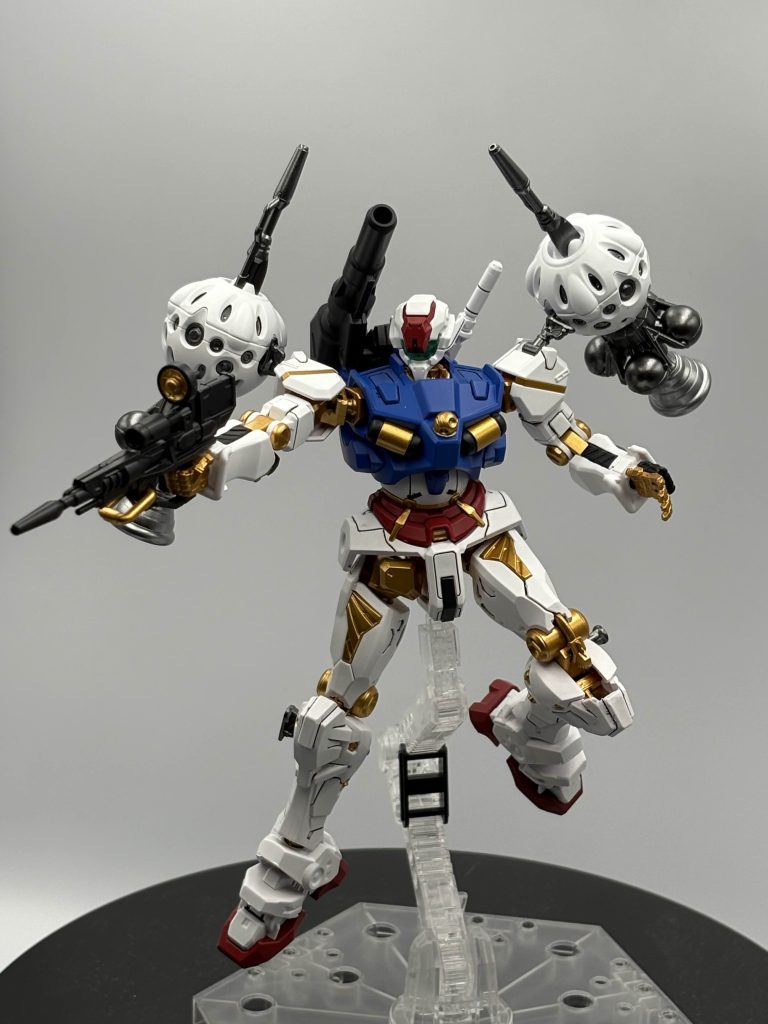 しっかしこの軽キャノンと赤いガンダムはジークアクスキットの中だと比較的組みやすいし、可動に関しても特段干渉しないので結構いろんな角度に動かせるので結構お気に入りのキットですね