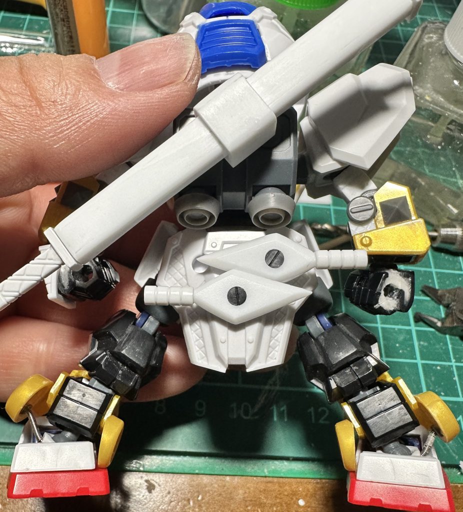 リア・アーマーのハードポイント(※3㍉穴)を埋めるのが勿体なかったので、穴あきクナイを自作し、3㍉プラ棒で装備可能にしました。ランドセルのノズルは大きさの異なる2種類のノズルを組み合わせて再現