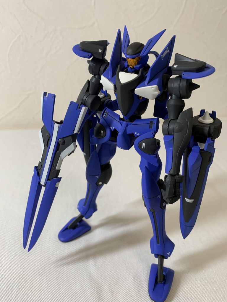 塗装は、サーフェイサーで下地塗装→コバルトブルーで塗装→内部フレームをジャーマングレーで塗装→デカール貼り→トップコートで塗装(光沢、つや消し)→ラピーテープ、uvレジンの順で行いました。