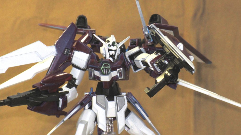 フラッシュエッジ4は変形用パーツをつけっぱなしにして、MSスパイクのパーツを追加してビームガンに見立ててみる……が、ストライダー形態の時に3mmジョイントを差し込めなくなってしまった。