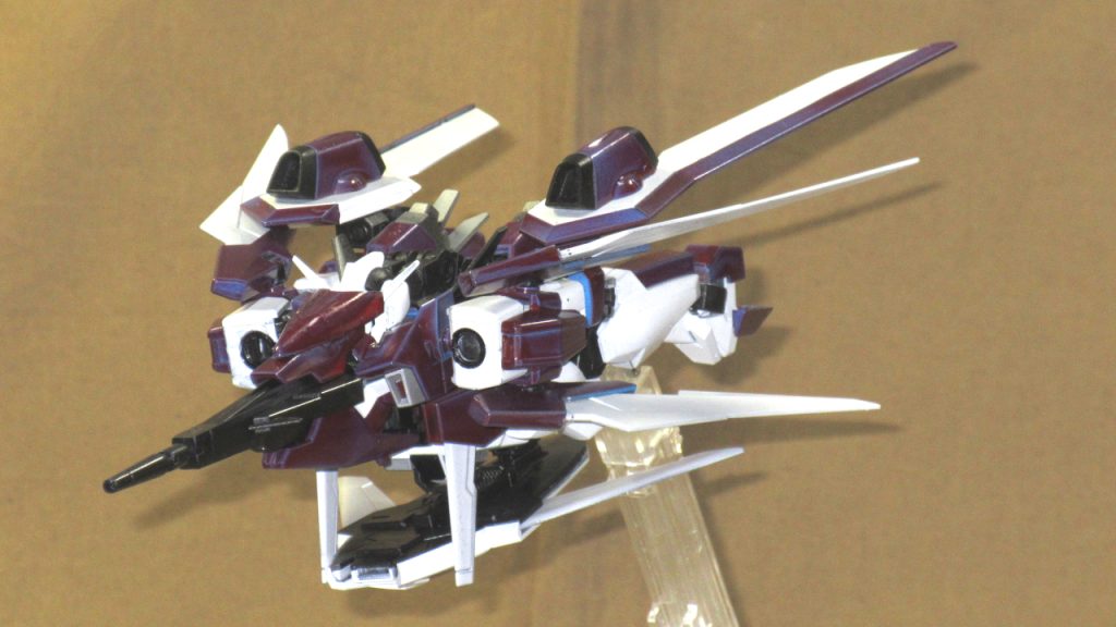 ストライダー形態。当初はイモータルジャスティスのバックパックを着けて機首パーツをAGE-2頭部のカバーに出来ないかと思ったもののサイズと高さが合わず断念。ハイパードッズライフルに機首パーツを加工したものを取り付けて少しでも空力特性を改善。