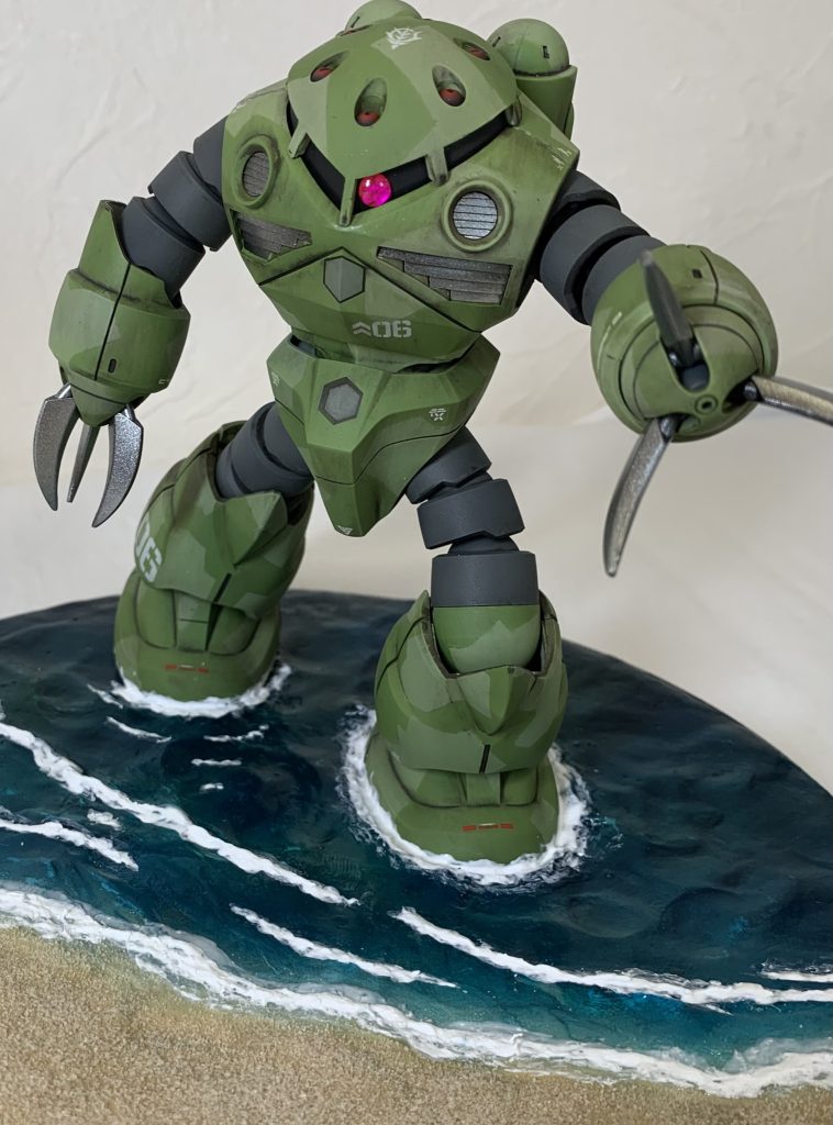 改造は特に行っておりません。下地にサーフェイサーを塗装したあと、基本色で装甲部分にスプリッター迷彩を表現。ダクト部分とアイアンネイルはメタリック塗装をしております。最後にジオンのデカールを貼った後、トップコート(つや消し、光沢)の塗装をしました。