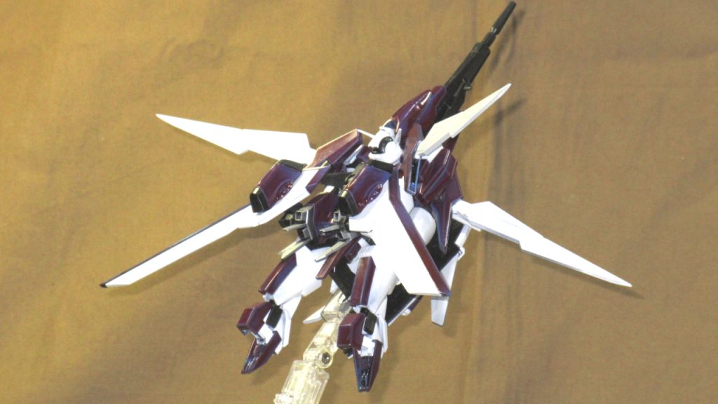 股関節挟み込み型のアタッチメントで強引にシールドのパーツを挟んで空中展示。