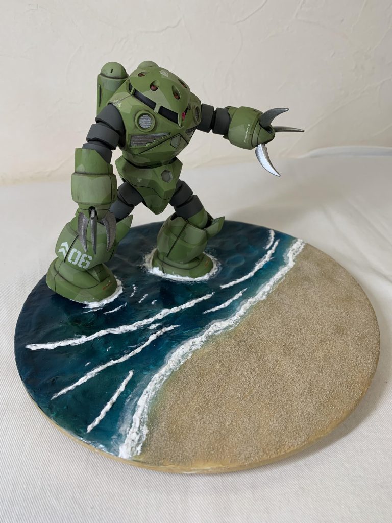 ジオラマベースは粘土の上にクラフトサンドを乗せたあと、アクリル塗装とアクリル画材を駆使して海と白波を表現しました。