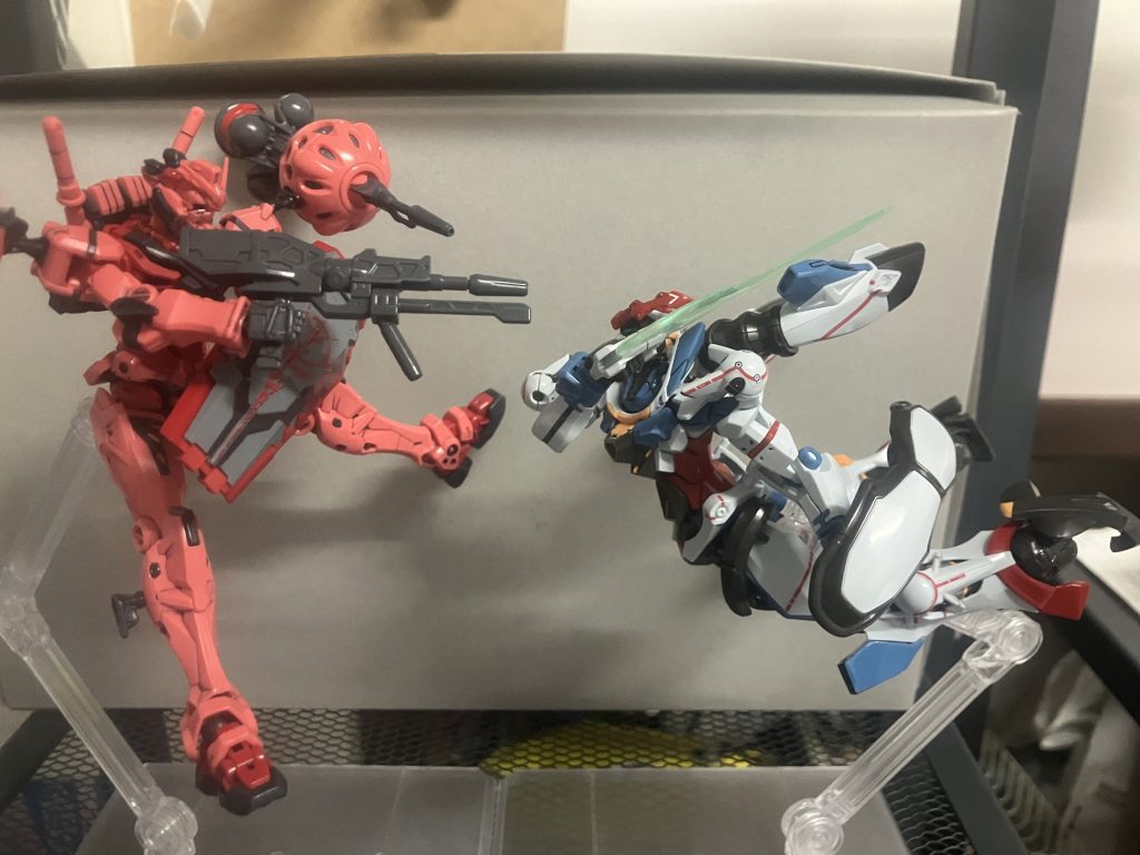 赤いガンダムジークアクスのポージング