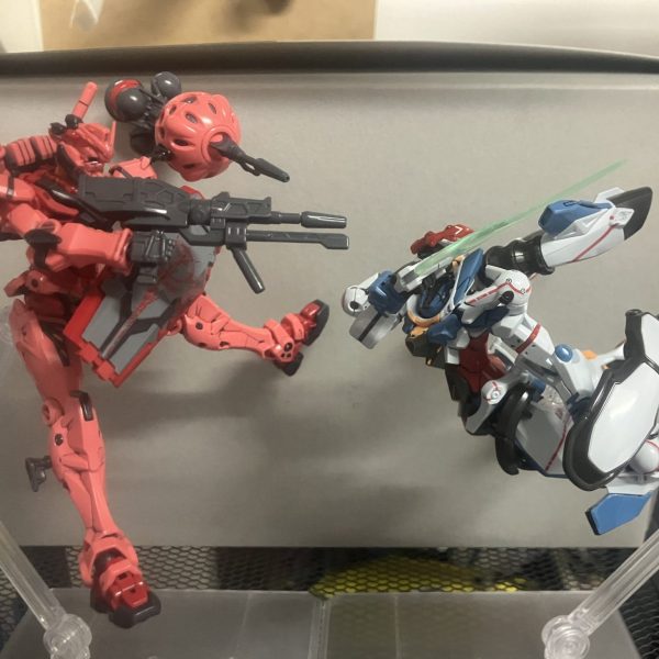 赤いガンダムジークアクスのポージング