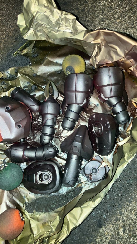 下にアルミホイルを敷き上からダンボールを置き発火させました。正直ここのときは「うわ…」ってなりました 