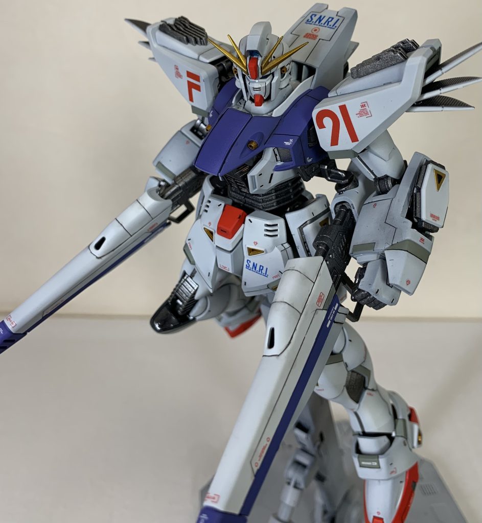 細かな加工としては、スジボリ、プラ板加工、ビス穴、メタルボールの埋め込み、メタルパーツの追加などを行いました。