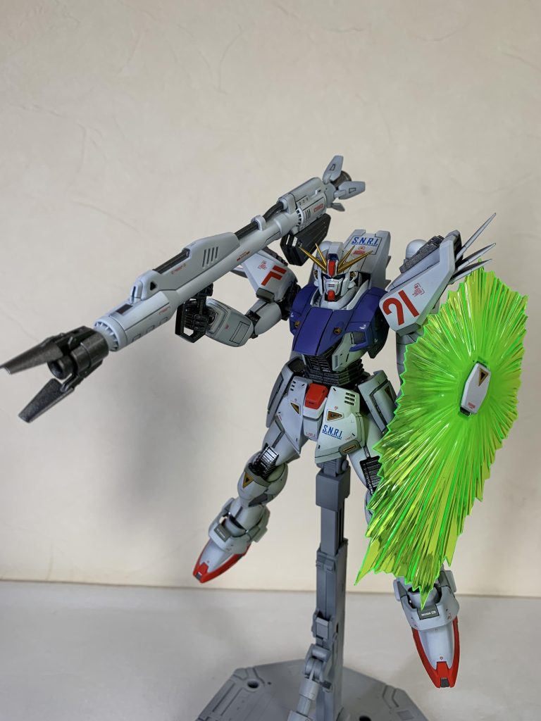 塗装に関しては、サーフェイサーで下地塗装→指定された基本色で塗装→バーニアや内部フレーム等をメタリック塗装→デカール貼り→トップコートで塗装(光沢、つや消し)→メタルパーツ貼りの順で行いました。