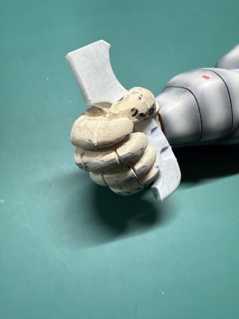 手は人っぽく。。粘土から適当に掘り出したました。。あまりに適当に進めた為、、危うく6本指にするところでした。。