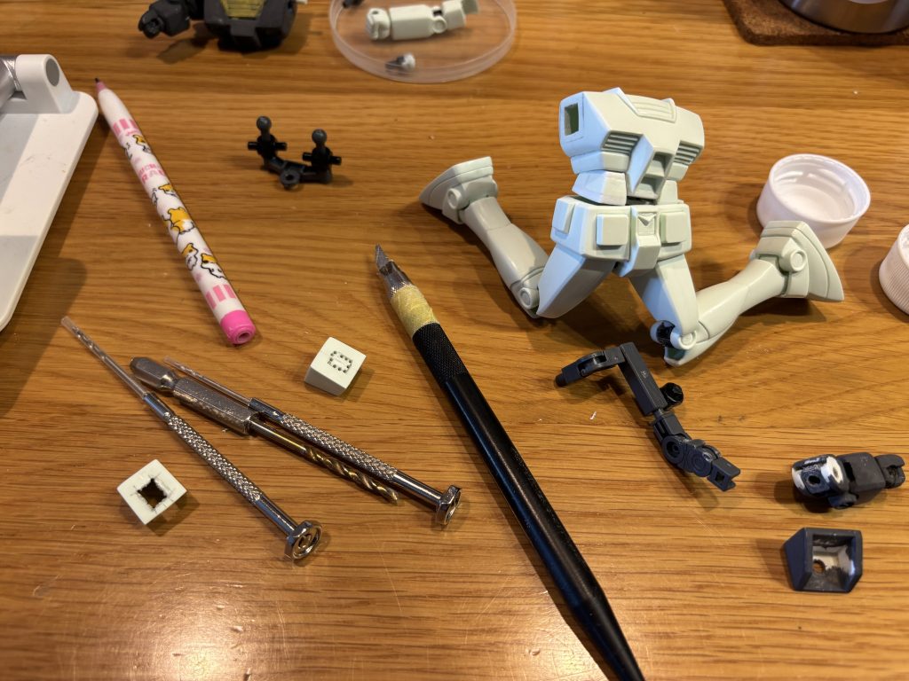 新 旧 合体 ! ボールデンアームズ❗️😁 腕肩回り ボールデンアームズ(このお品はJoshinさんではガンプラカウントだそうで、1人1日一点旧キット見過ごす羽目に! ^_^;)が奇跡的に組み込めるのでMSV系の肩回りになりそうです^_^ 腰回り  ボールジョイント を 軸に 根本 から カクカク 動く 仕様にしました。^_^