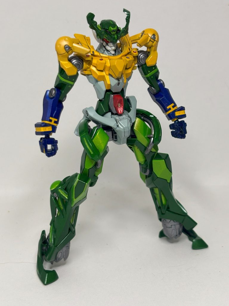 正面。基本的に色を変えただけだが、腕を3mm軸で接続してるので後述のパーツ換装ができるように。スピンストーム発射口は最初彫ろうと頑張ったけどうまくいかんので結局ハイメガキャノンを張り付けた。