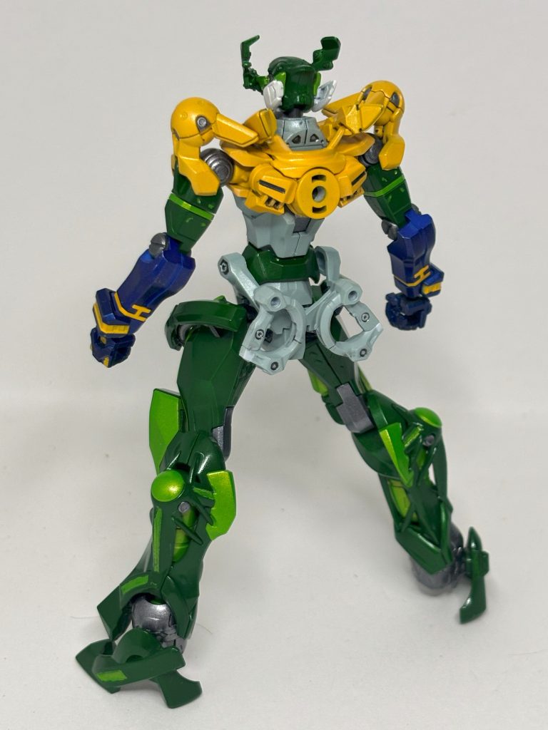 背面。バックパック接続用の穴を一応残してある。ビームサーベルは使う姿がイメージできない…以下、ブンドド