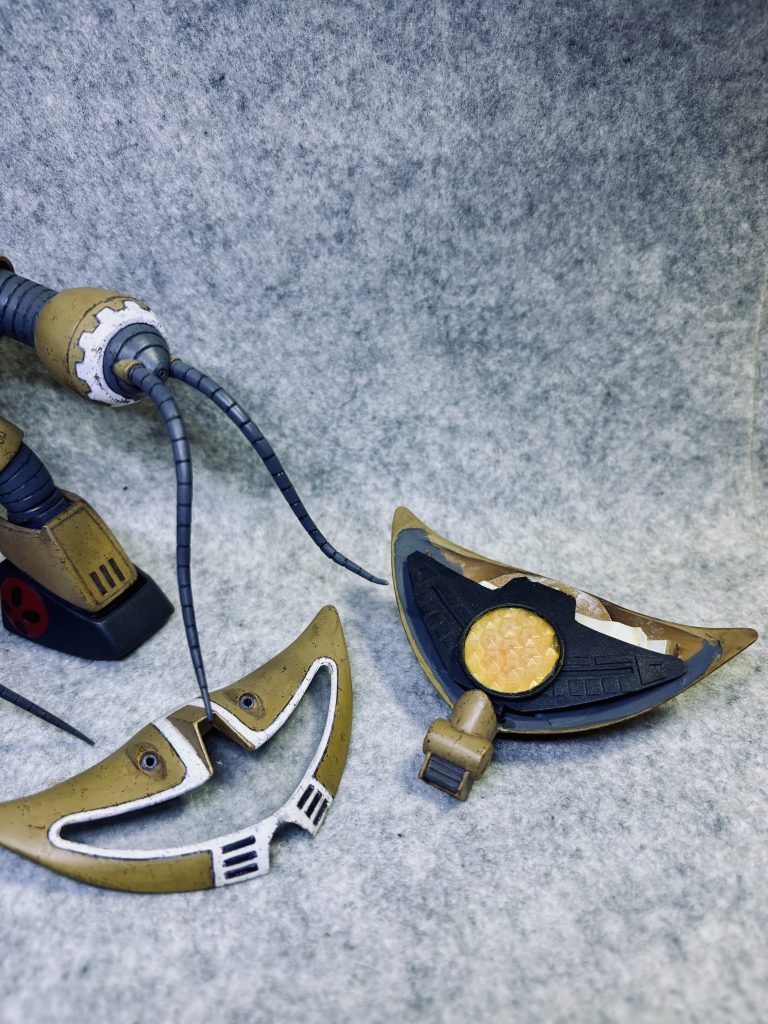 頭は殻割してマグネットで固定してます。モノアイは両面テープで移動できますが、見えないところはさらに適当です💦