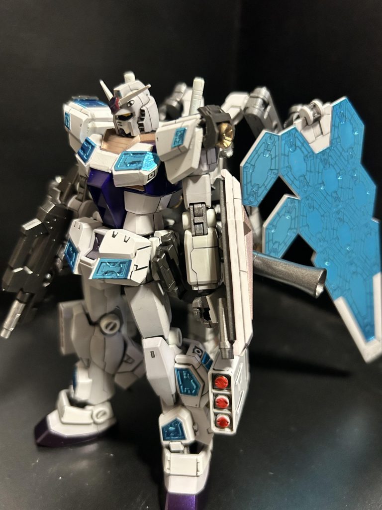 はい。結局またグレーホワイトに紫メタです笑次こそは違う色使います。多分。アーマー類は成形色です。どうも胸に追加装甲がないのと、肩がデカ過ぎやなぁと思ったんで切って貼ってで作りました。