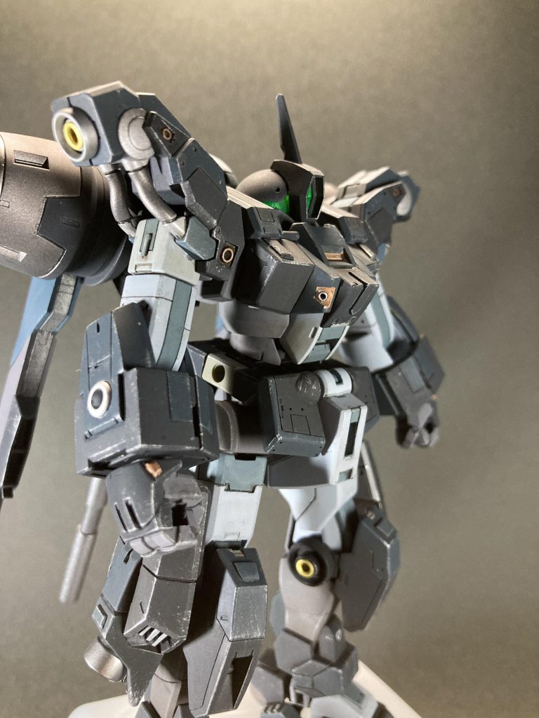 各部にスジ彫りを追加。スジ彫りに合わせて塗り分けています。