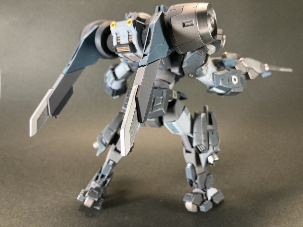 バックパックのスラスターはプラ板で延長。