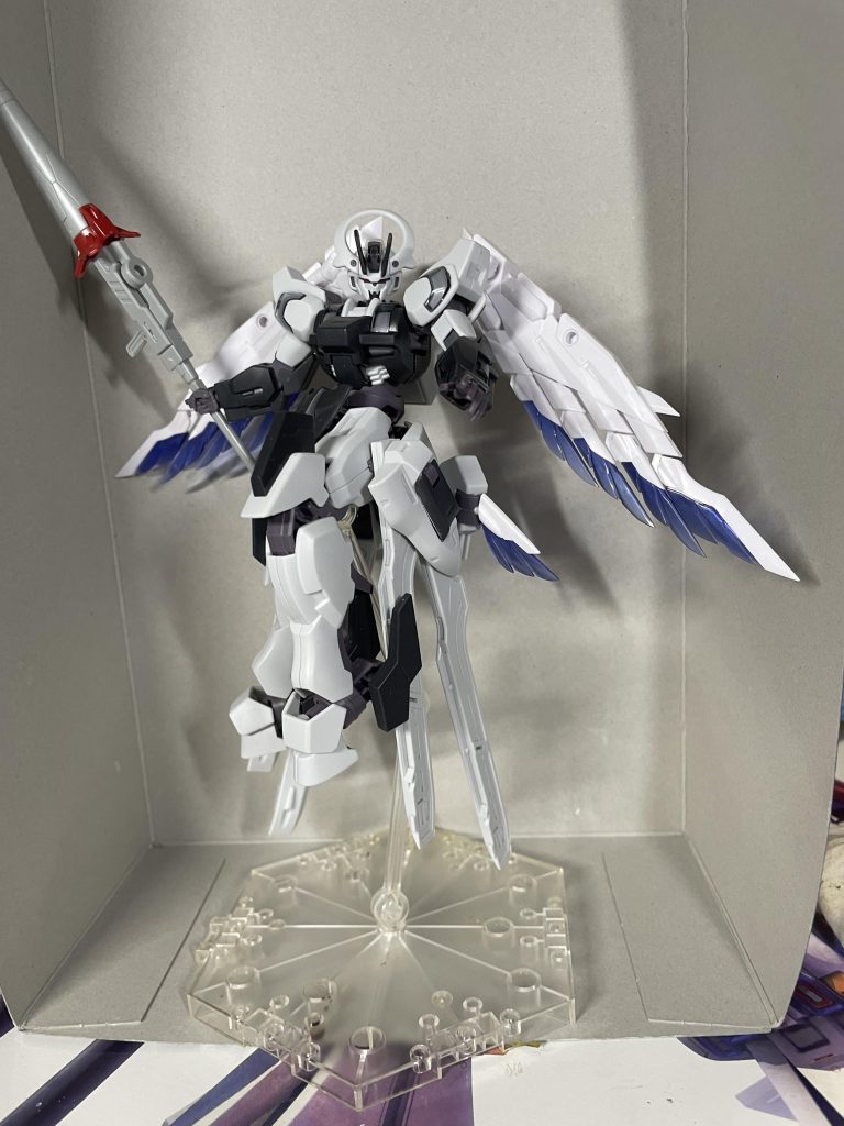 いじり。コトブキヤさんのカスタムパーツとジャスティスナイトの槍を持たせました。ウィングを背中にし、ビットはサイドスカートへ換装。バックパックはリヤスカートの穴にジャストフィットし、ウィングの尾翼をついでにねじ込みました。 全てRGトールギスIII用に用意したものですが、似合いすぎたのでこいつに全部使おうと思います！