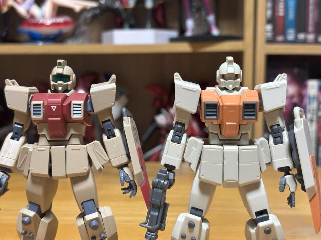 アニメのデザインに近いロボット魂版と並べるといかに極端なアレンジが施されてるかがお分かりいただけるかと。個人的に気になったのは胸の高さ低い、ダクトでかすぎ、お腹くびれすぎ。下半身は腰前面と側面のアーマーが分厚すぎ、特に前面は異様に長いのでこれも足の巨大感に拍車をかけているように思います。顔はもう私の技術では加工できないくらい別物なので割り切ってそのまま使いました。他の方の作例を見ると「旧HGから流用」とか「地上戦セットのジム頭を流用」とかばっかでこのご時世どれも入手困難なんだいっ。ロボット魂のものをおゆまるで型とって複製もやってみましたが…精進。