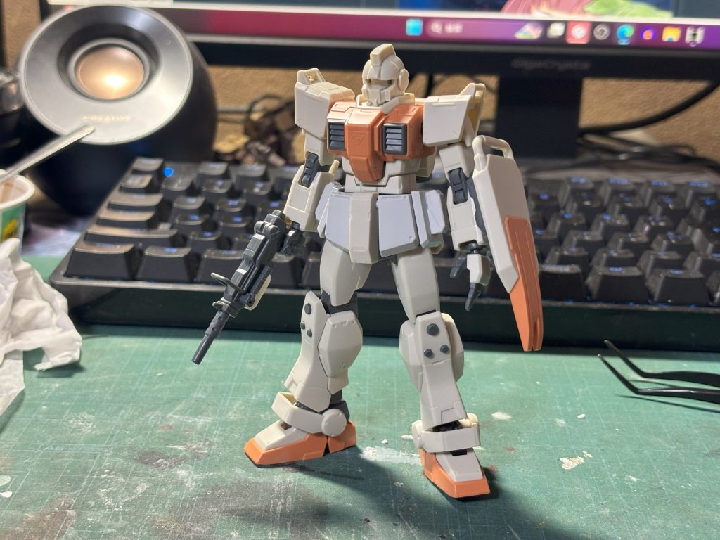 下半身のデカさは腰アーマーをジャンクパーツから陸ガン(リニューアル版)のものに差し替えたところ大幅に改善できました。厚みと長さがほんとにちょうどいい塩梅。前面はまっさらなので陸ジムのものに合わせてスジ掘り追加。