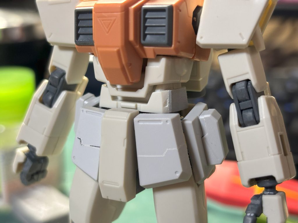 くびれすぎなお腹は0.5mmプラ板を左右に貼って調整。ほんとは上も厚くしたかったのですが造形的に大改修になりそうなのと胸部に干渉しそうなのでここだけ。