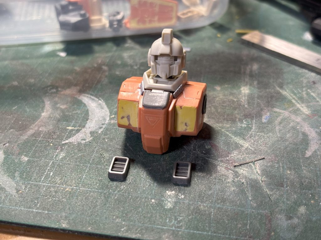 首にも0.5mmプラ板を敷いて高く。生じた隙間はディテールアップパーツやプラ板で適当に塞ぎます。併せてダクトの穴をレジンとかパテで埋めてコトブキヤのダクトパーツに差し替え。このボコボコ感からいかに雑な作業をしてるかがわかりますね…。