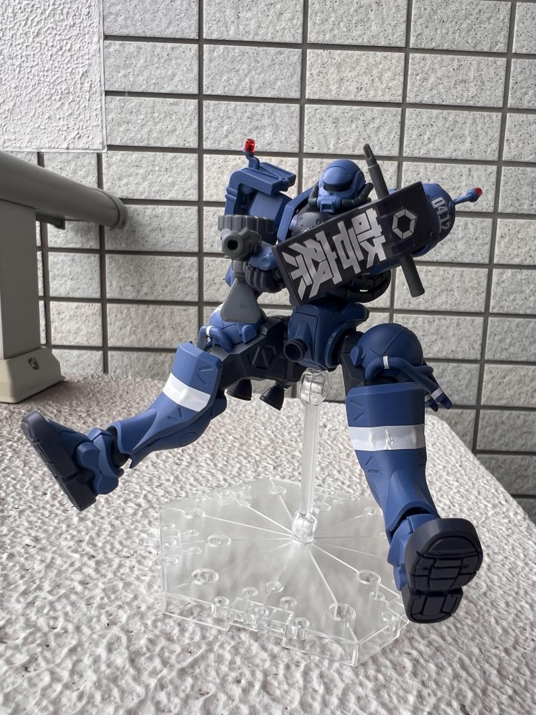 しかしシール貼りがダメでした。皆さんのご意見の通り上手く貼れない(u_u)せめてスネの白色は塗装した方が良さそうですね。