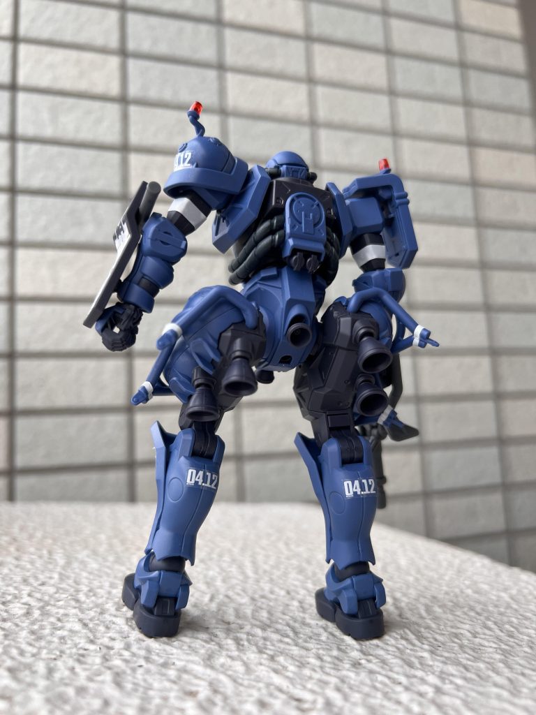 青いガンプラは白化しやすいのはご周知の通り。ゲートカットとヤスリ掛けにとても神経・時間を掛けたので納得の行く仕上がりに出来ました。