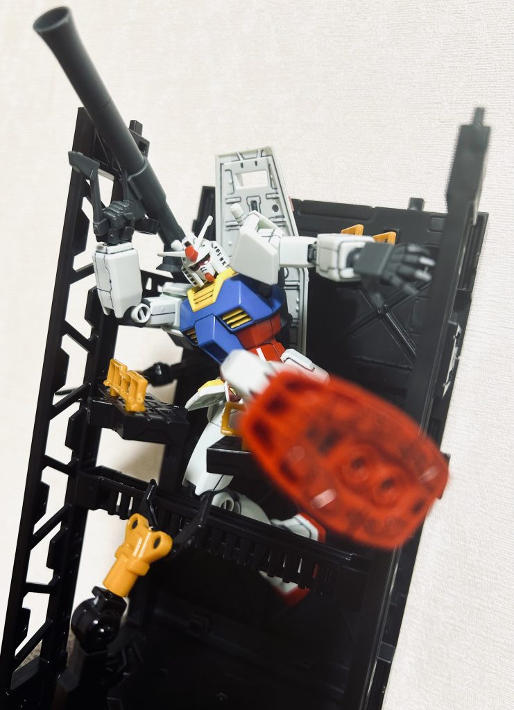 制作時コミック版のエヴァンゲリオンが好きだったので、そのイメージでポージングしてます基地を壊して飛び出してくるようなイメージです