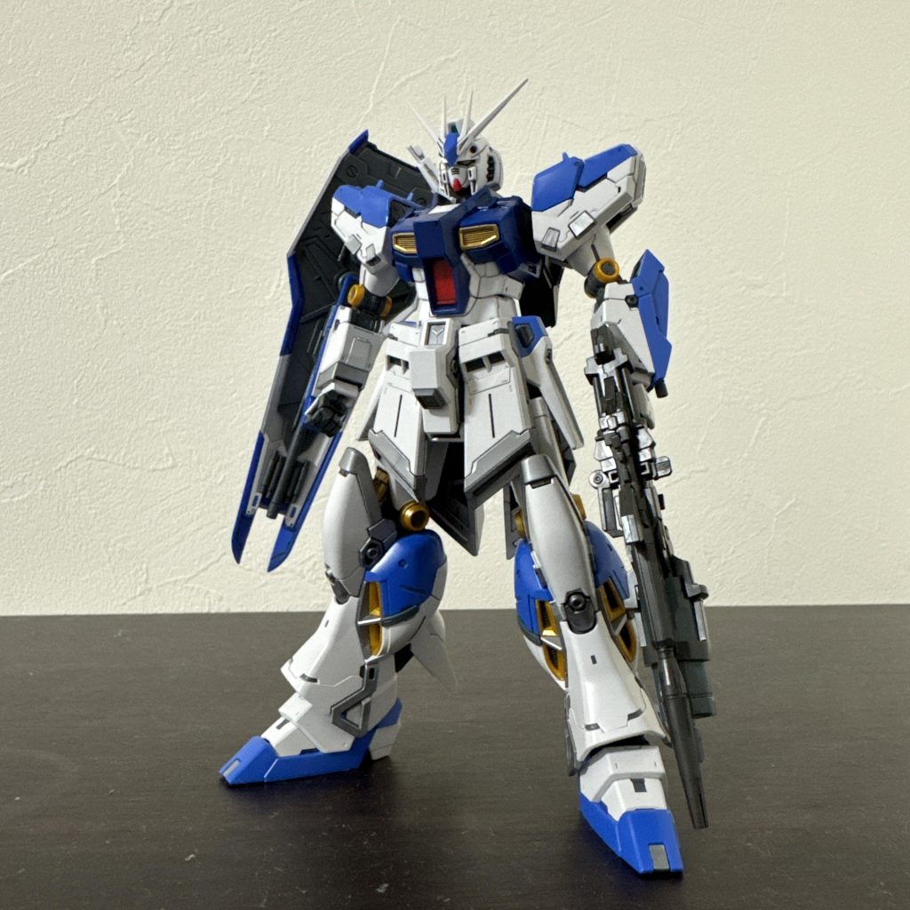 元々RG Hi-νガンダムは……顔がイマイチなんです。通常のRG νガンダムの顔の方が好きだが体型は……脚が長過ぎてどうも💦顔と胴体作ったところで、ふとHi-νガンダムを流用したら……思った以上にイイ感じに理想な体型へ😆