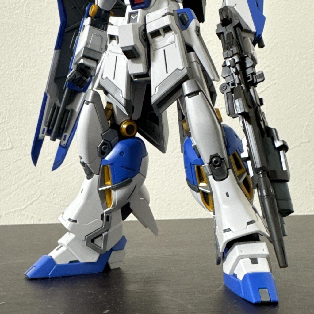 両腕と下半身はHi-νガンダムまんま流用です。(妄想ストーリーにて)色々作ってた武器のうち、慌ててビームマグナムとシールドを急遽装備。
