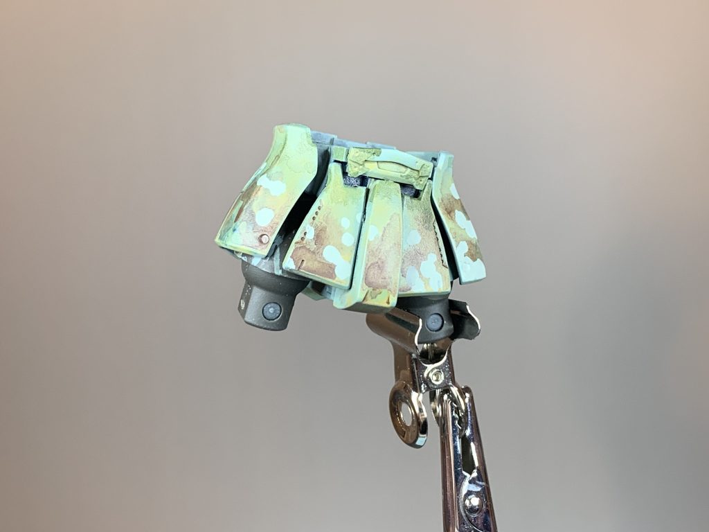 所々、迷彩模様を描みました。