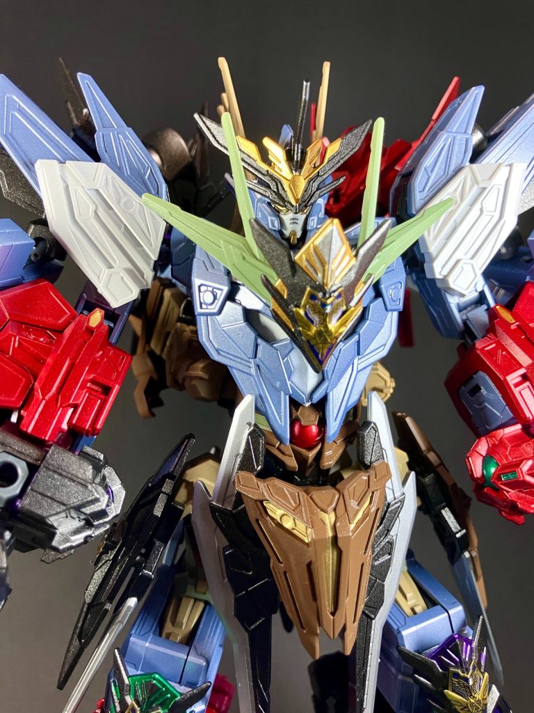 【ジェネラルフォートレスMk-Ⅱ】マーシャルクアンタGF指揮下の3機が集結し、所長コマンドガンダムの承認を経て、巨大要塞級機動形態に合体した姿。急造編成のため稼働時間や耐久性能に制約はあるが、計3門のジャスティス・レールガンを装備した圧倒的高火力と機動性で絶大な拠点制圧力を誇る!