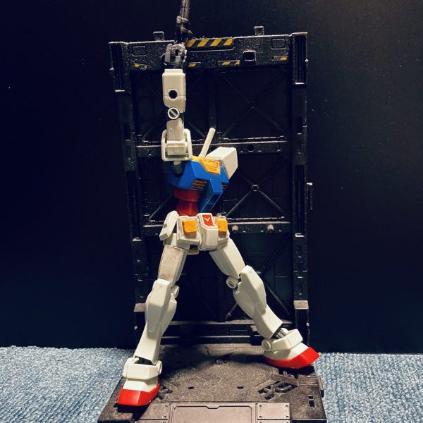 ガンダムのラストシューティングを製作してます！（床が見えてるのはご勘弁🙏）初心者なのであまり難しい物は作れないですですけど頑張ってます。使用キット：HGガンダム　リバイブ版HGガンダムをマーカーを使って汚し塗装を施しました！