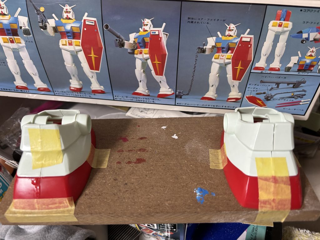 制作中の画像足キットのサイズにしてはとにかく薄く。。。固定して ランナーパテで肉厚 を 増やして 固めていきます