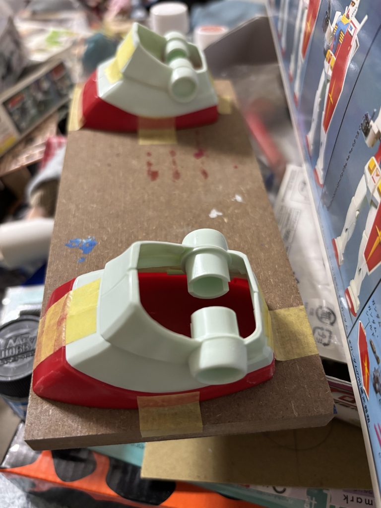 足首の関節軸のズレが無い様に赤い部位を調整しながら白い部分はテープで固定のみ