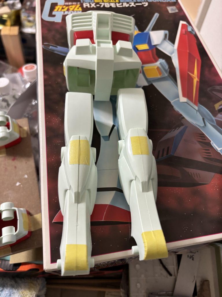 足キットの問題部分ですね ^_^;肉厚も薄く(1ミリも無い)関節を動かすだけで膝部分の接合部が割れます 裏打ちしても割れる為(普通は割れません)プラ素材で補強が必要です