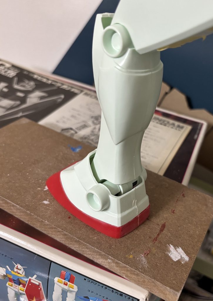 乾き 硬化したら足首の白い部分もランナーパテで裏打ち 前後のバランスを確認しながら固定してズレない様に固定します。。。^_^;