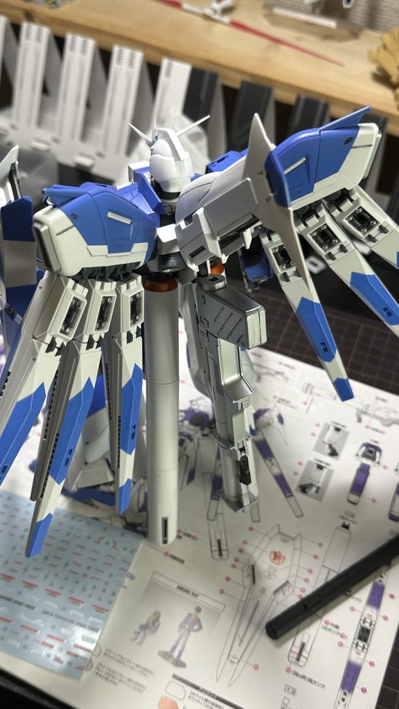 制作途中背面ファンネルの薄紫部分はめんどかったので省略