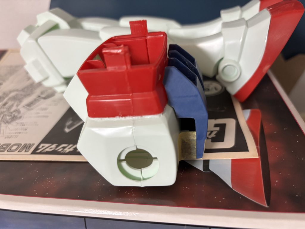 赤い部分とのスキマが凄いのでランナーパテで補強(2ミリは空いてましたよ?)これも面取りすると綺麗に仕上がるのですが。。。^_^笑