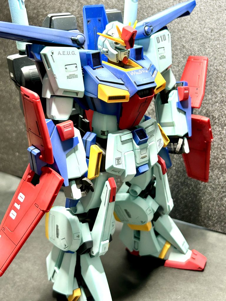 そんなこんなで、やっと塗装の工程まで漕ぎつけました。色にも悩み、本で見たアニメカラー（？）がカッコイイと思ったので、何度も調合して塗ってみたのですが少し濃くなりすぎてしまいました💧