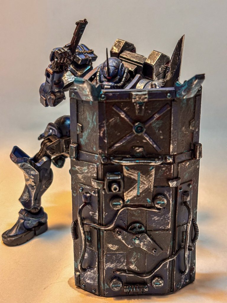 身体の半分を覆うことが出来る大型シールド正面から制圧出来るような無骨な盾を作ることが出来ました構えることも、背中にマウントすることも可能です