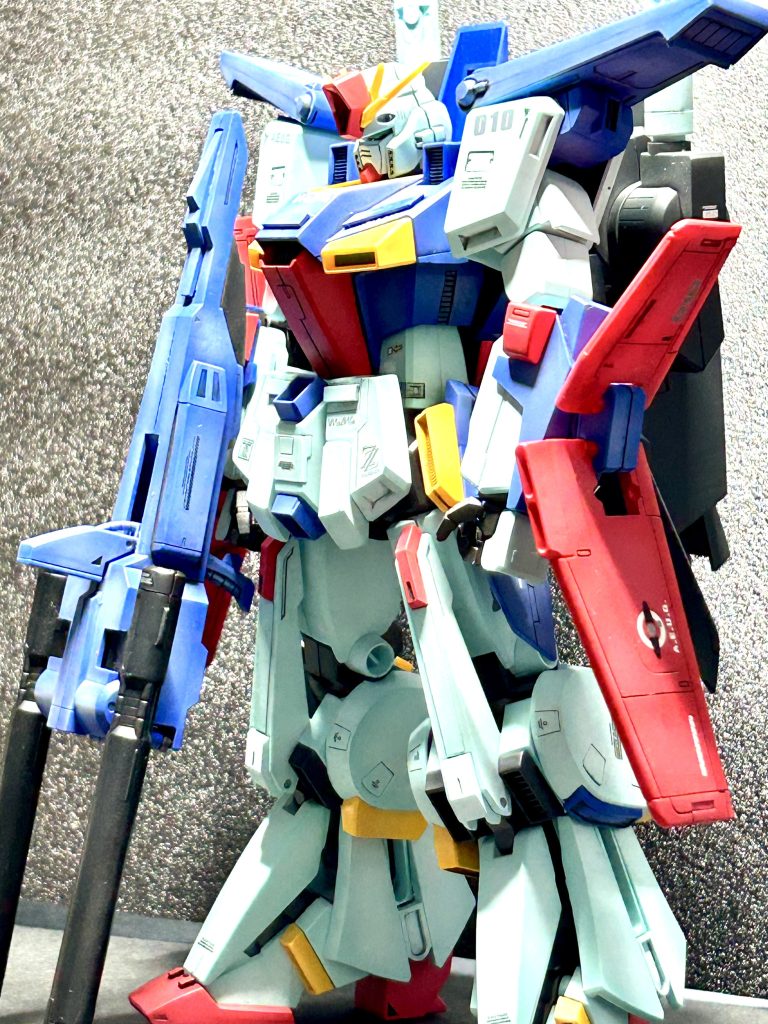 いつものようにかり組みをし、出来上がり像を想像した後、かり組みを外す途中に無理やり外したことで沢山の部品達をこわしました🤣💦　赤バンダイの箱…長年の月日で劣化していたのね…。