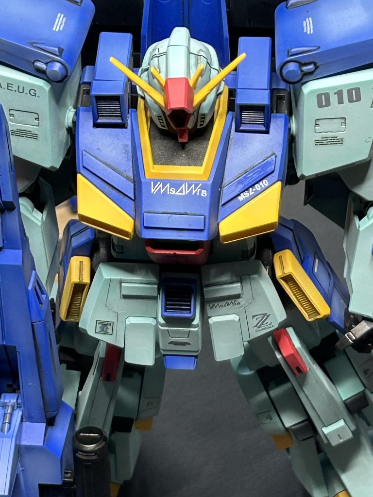 薄くなるかなぁとグラデーション塗装でハイライトを入れてみましたww   当初思っていたよりも出来上がりは濃くなりましたが、納得の出来上がりになりました❣️へなちょこですが筋ボリと、プラ棒で少しディテールを追加してみました😁どっしりとした機体で楽しく作れました✨